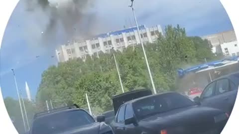 🇷🇺🇺🇦 And more footage of attacks on the plant in Dnepropetrovsk.