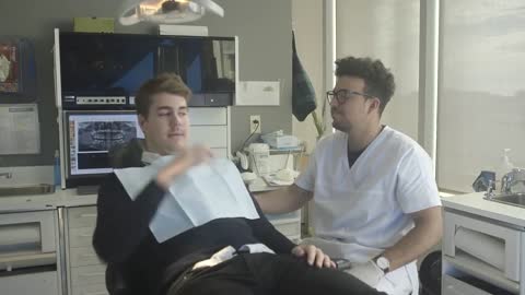 Julien chez le dentiste avec Mehdi Bousaidan