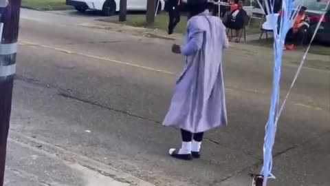 He dressed up as Michael Jackson on Halloween and then did this 😂👏