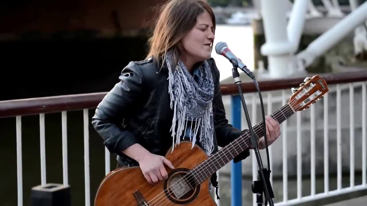 Someone spotted this amazing singer busking on the streets and couldn't stop filming