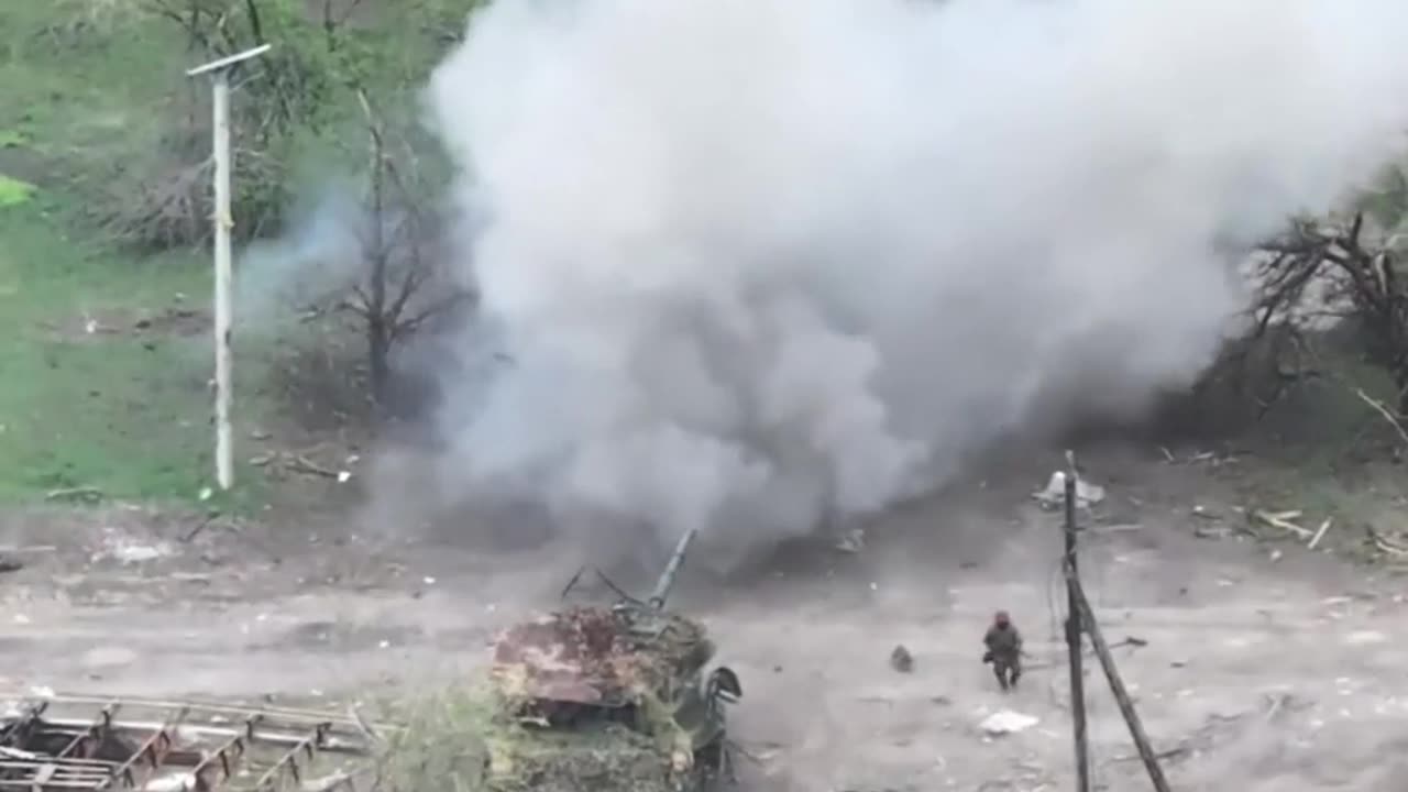 Ukrainian IED kills two Russian soldiers after one of them tries to pick it up