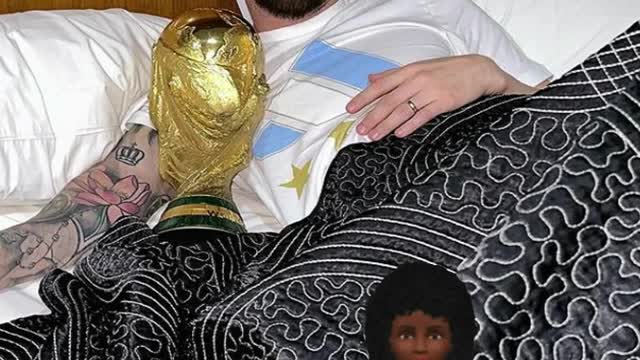 Messi não quis saber nem da esposa e dorme agarradinho com a taça da Copa do Mundo (Notícia Curta)