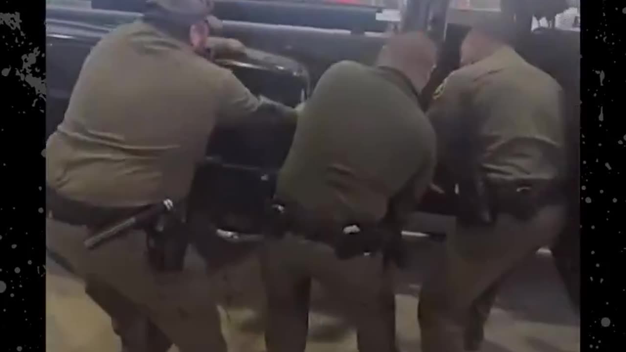 👀 Border Patrol find illegal immigrants inside of a truck.