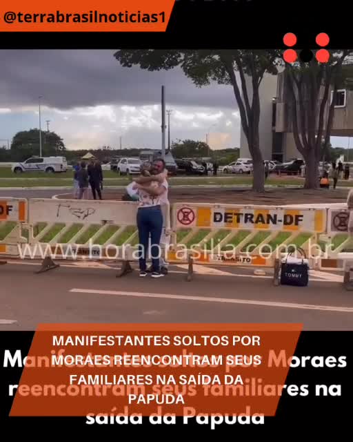 Manifestantes soltos por Moraes reencontram seus familiares na saída da Papuda
