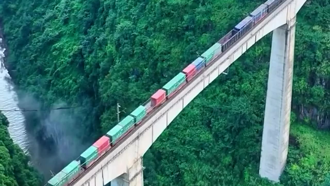 China 🇨🇳 One of the highest railway bridges is located in the mountainous province of Guizhou.