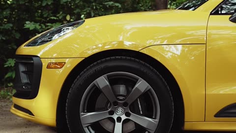 Sounds from the Porsche Macan T in Speed Yellow 🟡