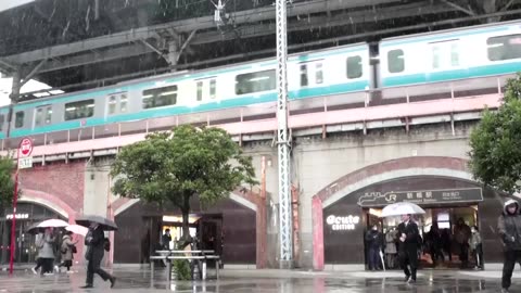 Tokyo workers head home early due to heavy snow