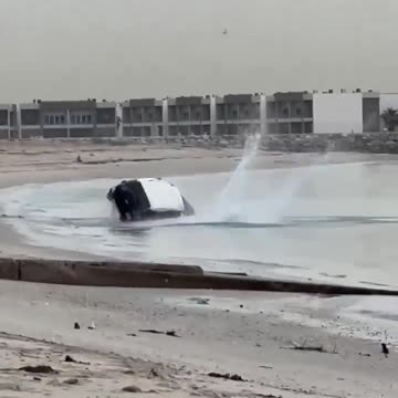 Am Strand in Kuwait testet ein Mann die automatische Auswurffunktion des Landrcuier