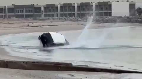 Am Strand in Kuwait testet ein Mann die automatische Auswurffunktion des Landrcuier