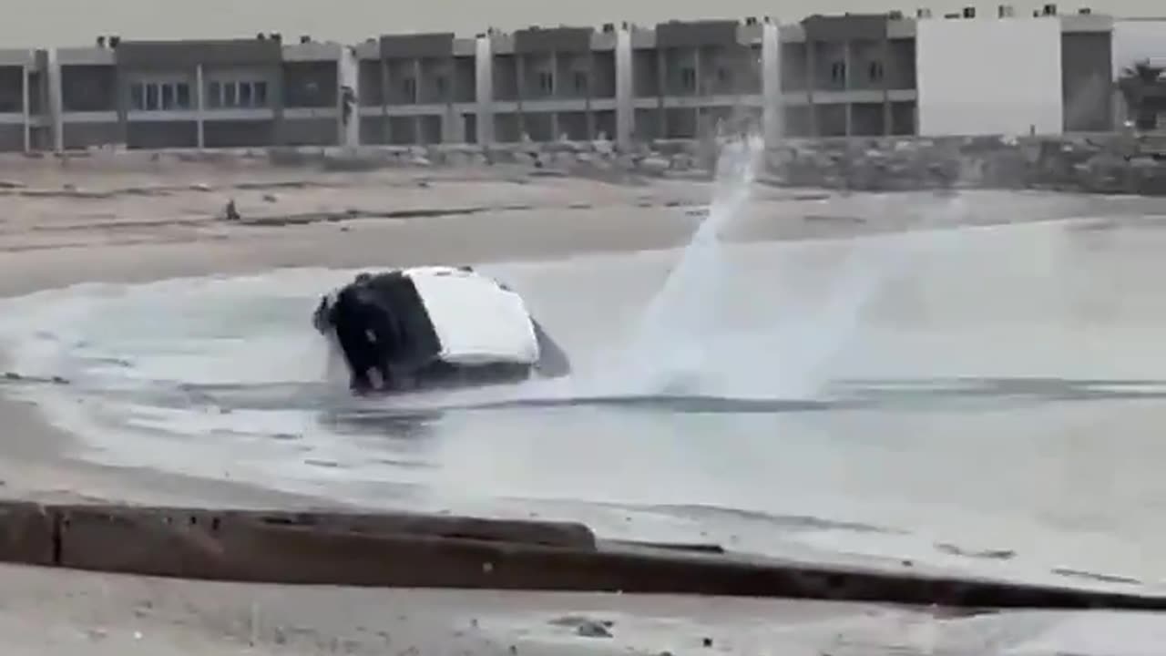 Am Strand in Kuwait testet ein Mann die automatische Auswurffunktion des Landrcuier