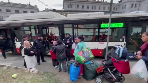 Romové z Ukrajiny stanují před vlakovým nádražím v Brně 2. května