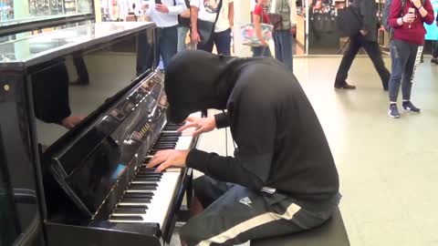 Celebrity Goes Incognito To Play a Street Piano - Public Stunned!