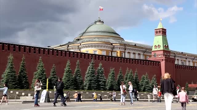 Russian oil boss falls to death from hospital window