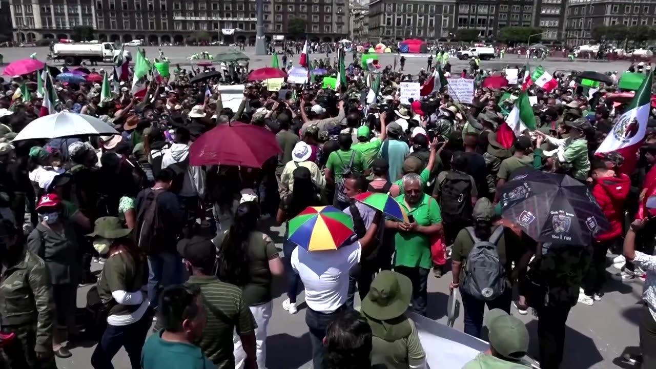 Hundreds march in support of Mexican soldiers