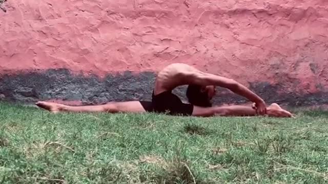 Guy Performs Amazing Yoga Positions