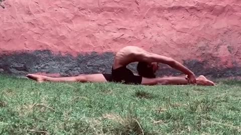 Guy Performs Amazing Yoga Positions