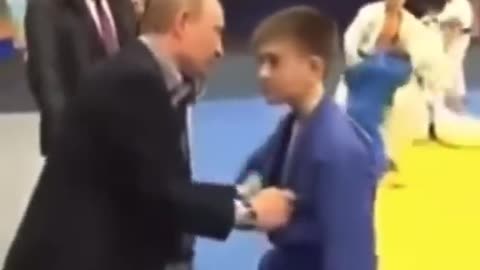 Vladimir Putin teaches a kid Judo🥶