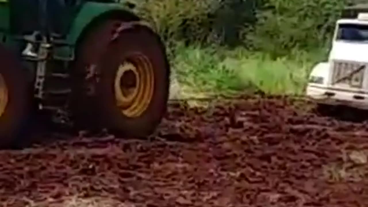 tractors stuck, machines accelerating (14)