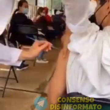 Com'erano felici di farsi sparare nel braccio il "vaccino" 💉