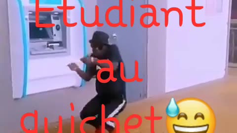 Étudiant au guichet d'une banque