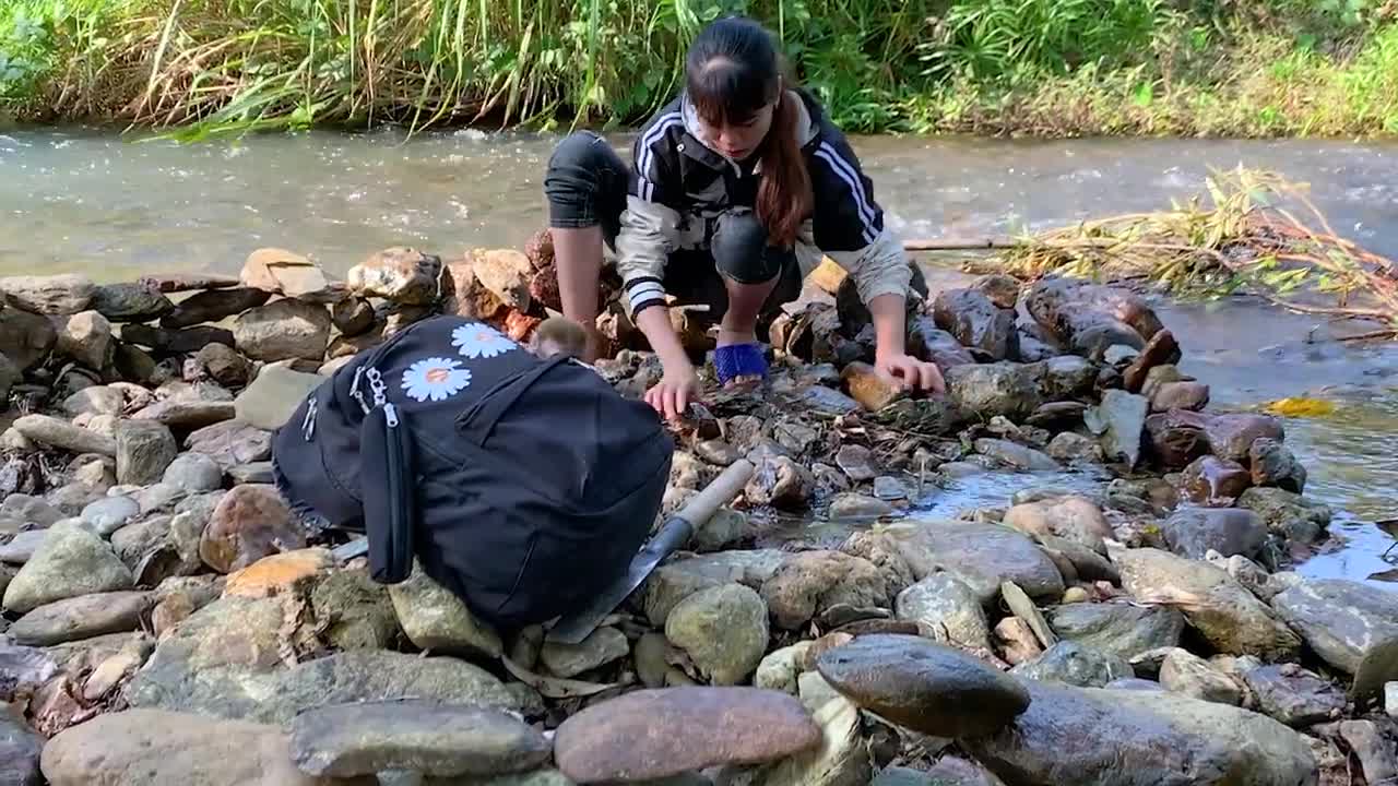 Build a wonderful shelter in the middle of a stream with adorable baby monkeys-18