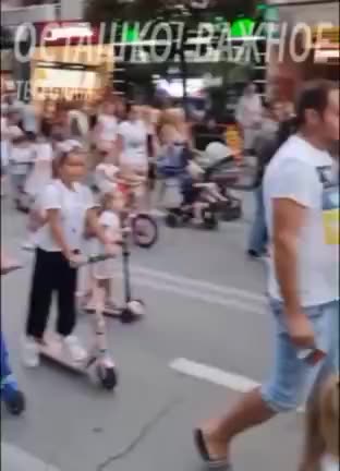 LE FAMIGLIE SCENDONO A MANIFESTARE IN SERBIA.