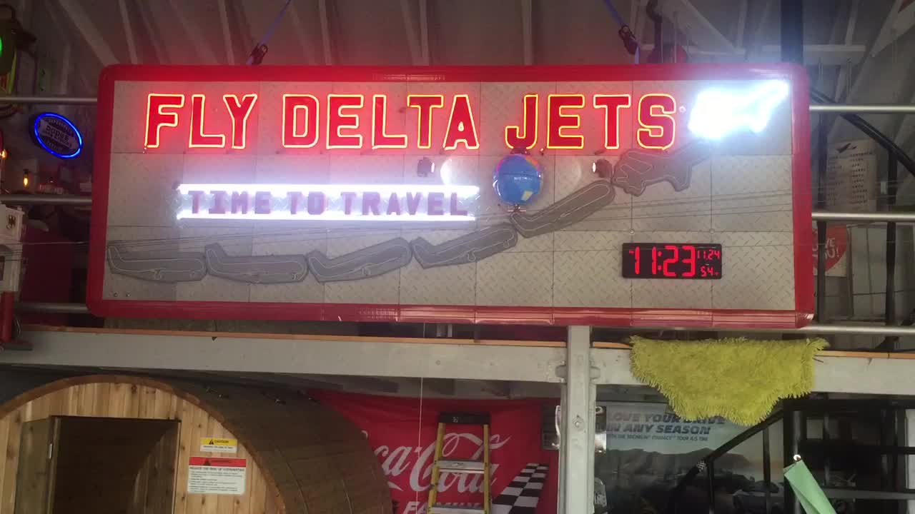 LED Neon Old School animated Delta Air Lines sign.