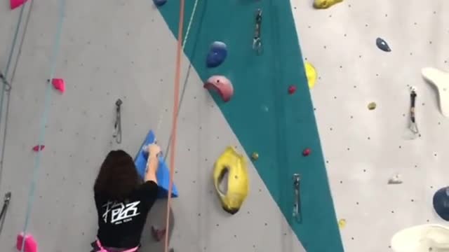 The weather is warm, and I can finally climb in short sleeves. I brushed 15 lines and practiced them