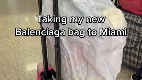 Taking my newBalenciaga bag to Miami。