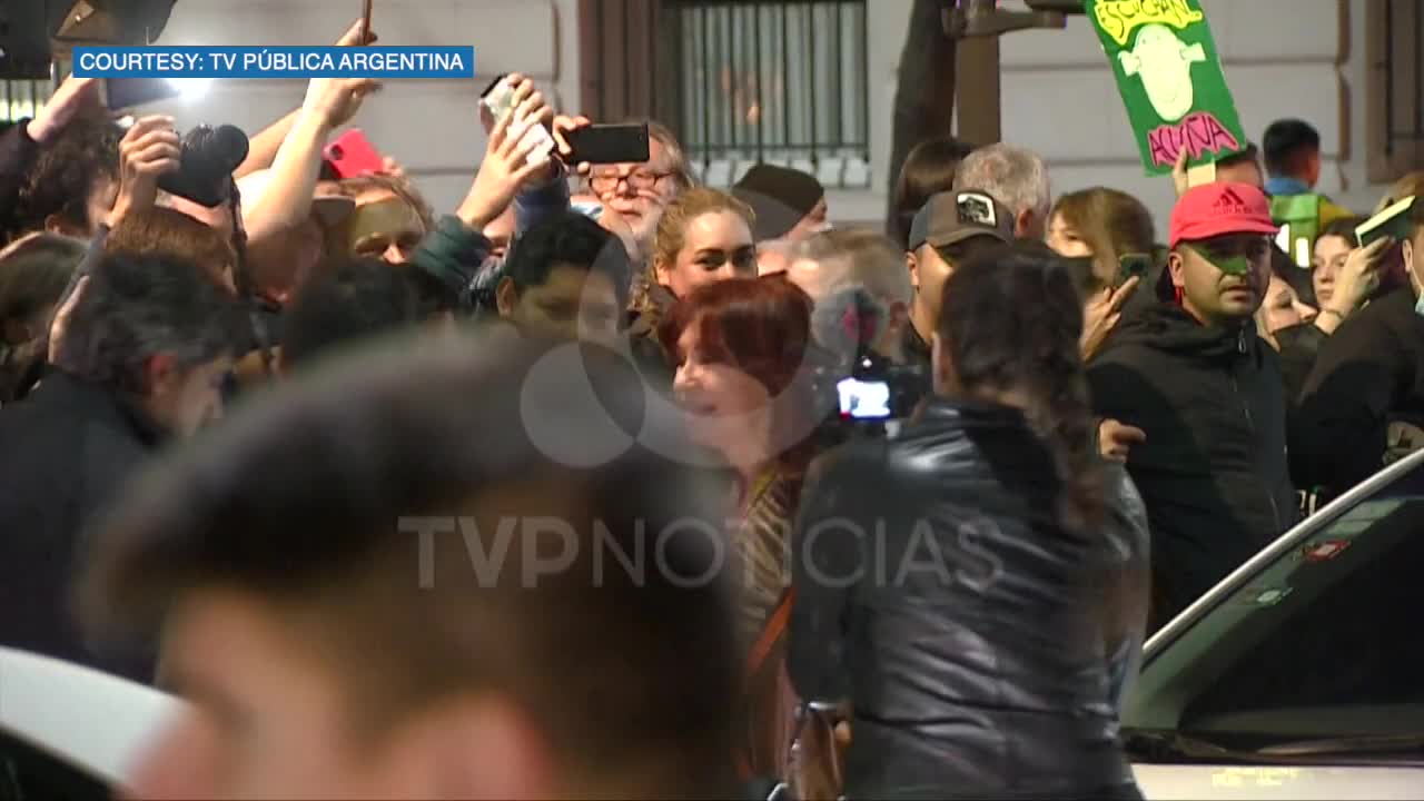 Man aims firearm at Argentina Vice-President Cristina Kirchner