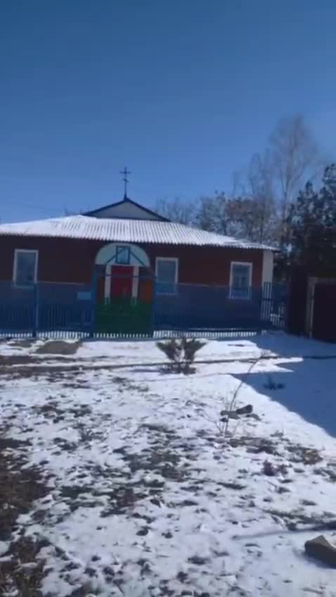 The flags of the LPR and the Russian Federation are raised over the administration of the village