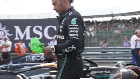 HAMILTON 👀 OBSERVA O FOGUETE EM SILVERSTONE