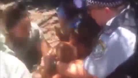 NA AUSTRÁLIA, BEBÊ É ARRANCADO À FORÇA DE MÃE, POR SE RECUSAR A VACINÁ-LO