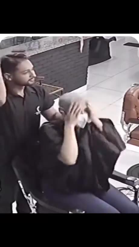 Barber shows support for cancer patient by shaving his head @TansuYegen