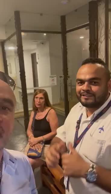 Taxista encuentra a turistas y devuelve sus documentos