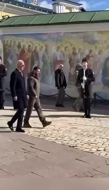 The fake air raid started right after Biden and Zelensky appeared on the street.