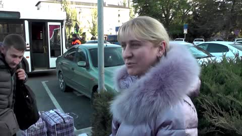 Civilians evacuated from Kherson arrive in Crimea