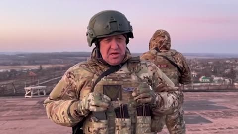 Civis fogem de Bakhmut à medida que a retirada ucraniana se aproxima.