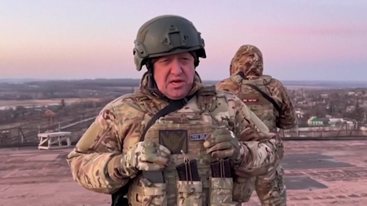 Civis fogem de Bakhmut à medida que a retirada ucraniana se aproxima.