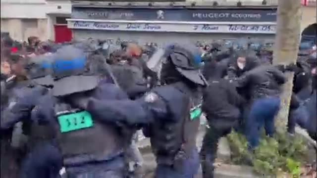 PARIS 🇫🇷 : today -protests because the government is attempting to steal their pensions...⏰ 🎬