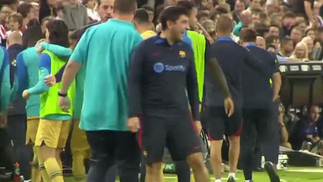Xavi Crazy Reaction to Lewandowski Last Minute Goal vs Valencia