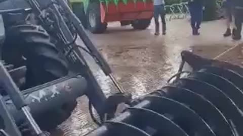 Netherlands: farmers spray town hall in Lochem with manure (June 27, 2022)