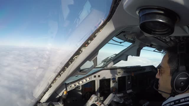 Embraer 175 Cockpit View raining LAX Arrival