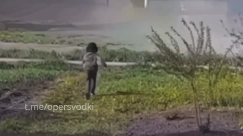 Ukraine War - He runs to meet and see off the soldiers, saluting them