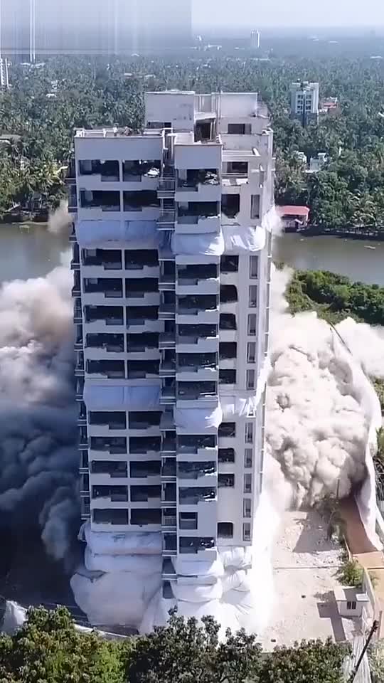 Building collapse in seconds