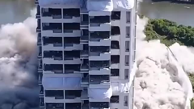 Building collapse in seconds