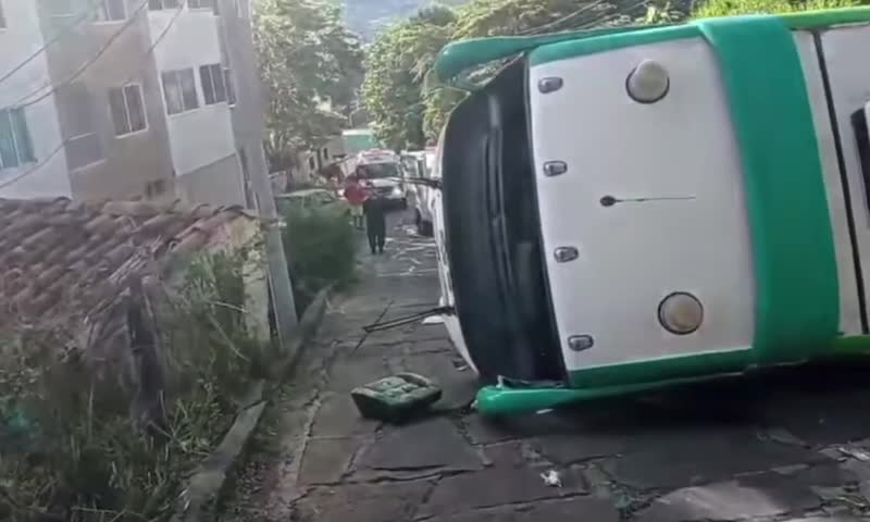 Bus de servicio escolar con niños a bordo sufrió volcamiento en San Gil