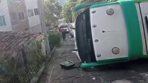 Bus de servicio escolar con niños a bordo sufrió volcamiento en San Gil