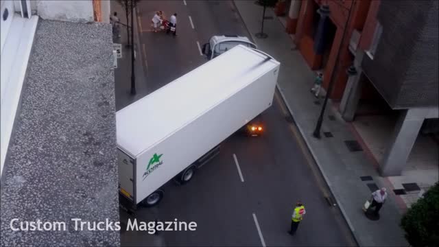 A delicate maneuver but not impossible for trucks drivers