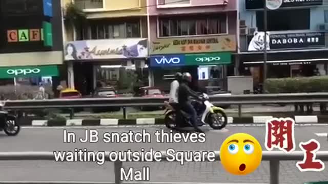 Snatch thieves waiting on the opportunity in Johor Baru
